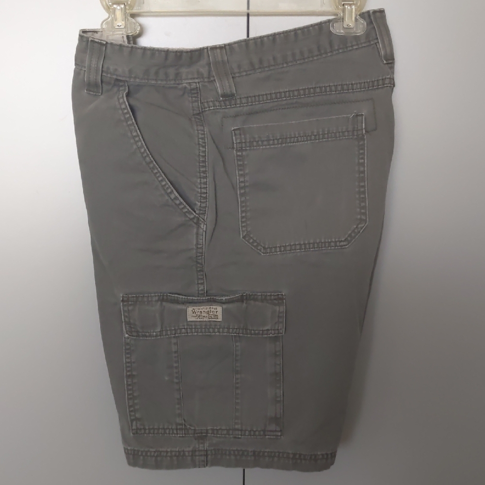 Excellent Cond. 32" Wrangler Men's Green Cargo Shorts. 10" inseam.